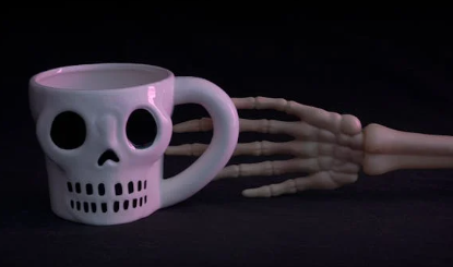 해골 모양의 컵과 손 모형