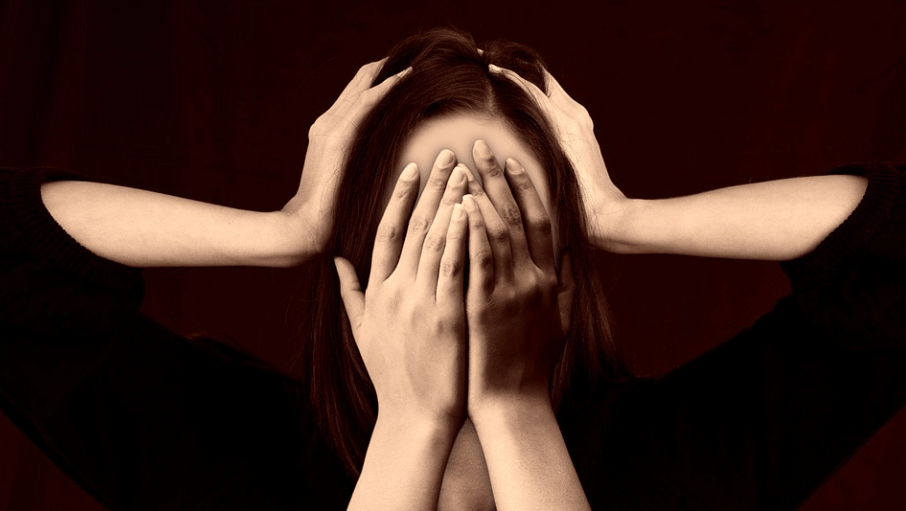 눈이 붓는 이유가 되는 스트레스를 받고 있는 여성