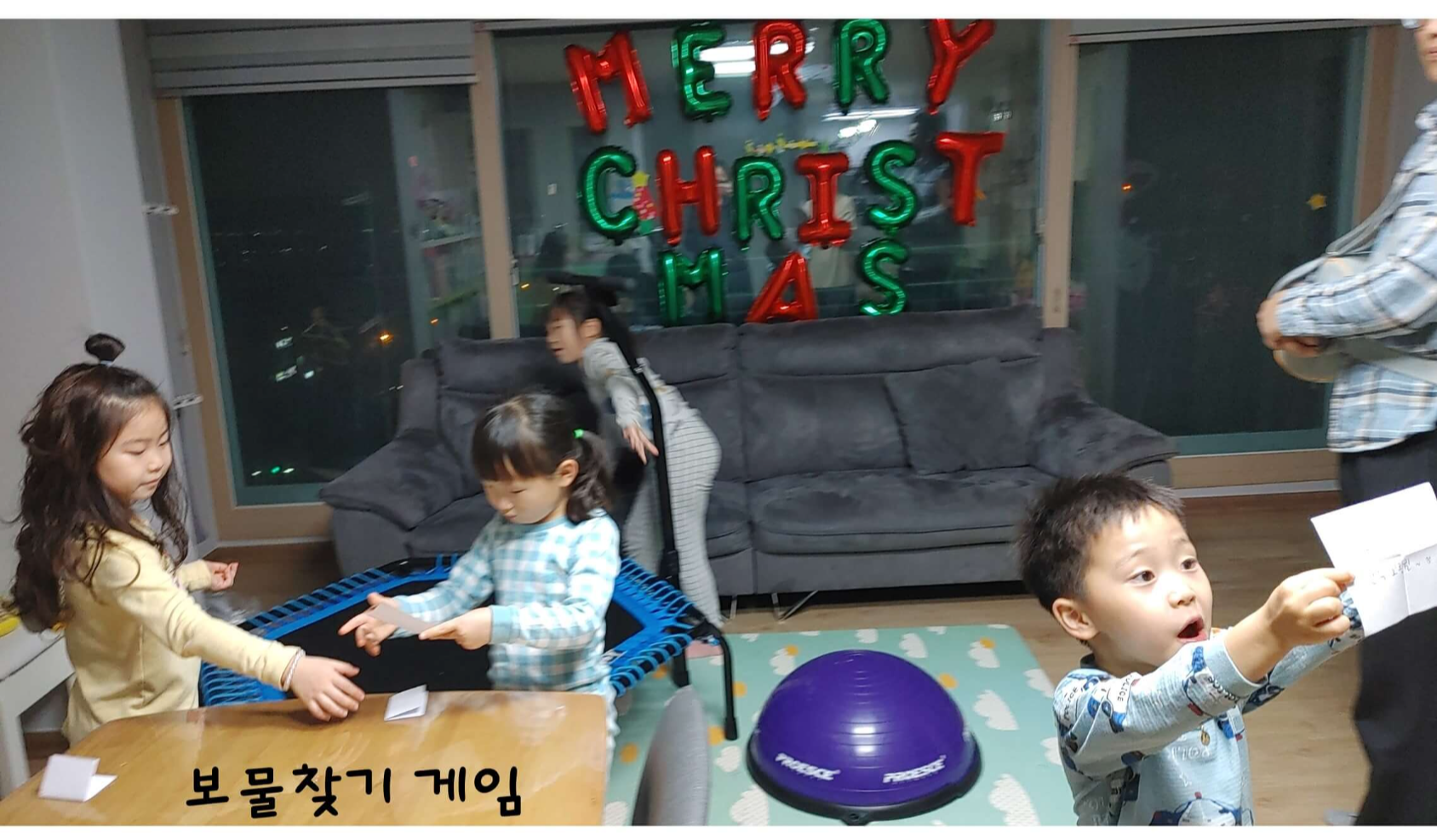 아이들을-위한-크리스마스-이벤트-보물찾기-게임을-하는 아이들