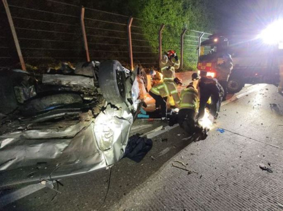 고속도로 사고 현장에 출동하는 과정에서 부상자를 차로 밟고 지나가 숨지게 하고 블랙박스 메모리카드까지 훔친 견인차 기차가 실형을 선고받았다. 사진은 당시 사고 현장. [사진=경기도소방재난본부]