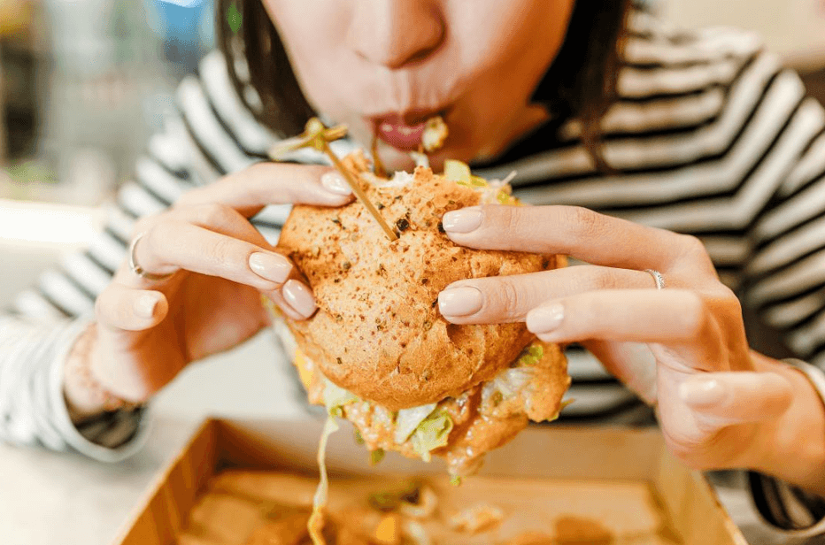 햄버거-급하게-먹는-여성