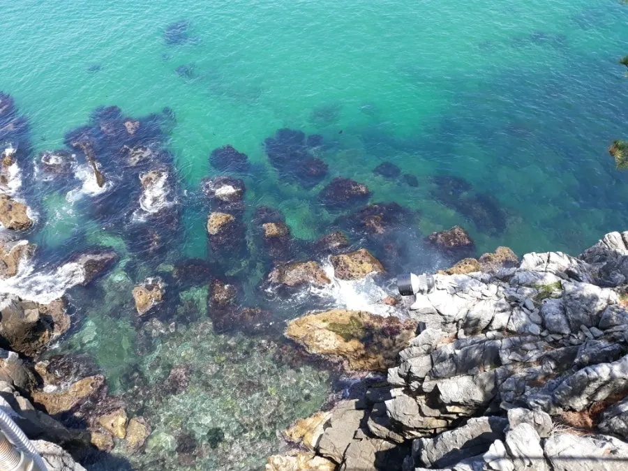 동해-에메랄드빛바다와-웅장한바위들