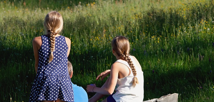 앉아있는 절은사람들