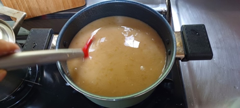 주걱으로 저으면서 죽 끓이기