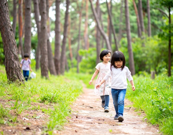 검마산자연휴양림에서 반려견과 산책하는 모습