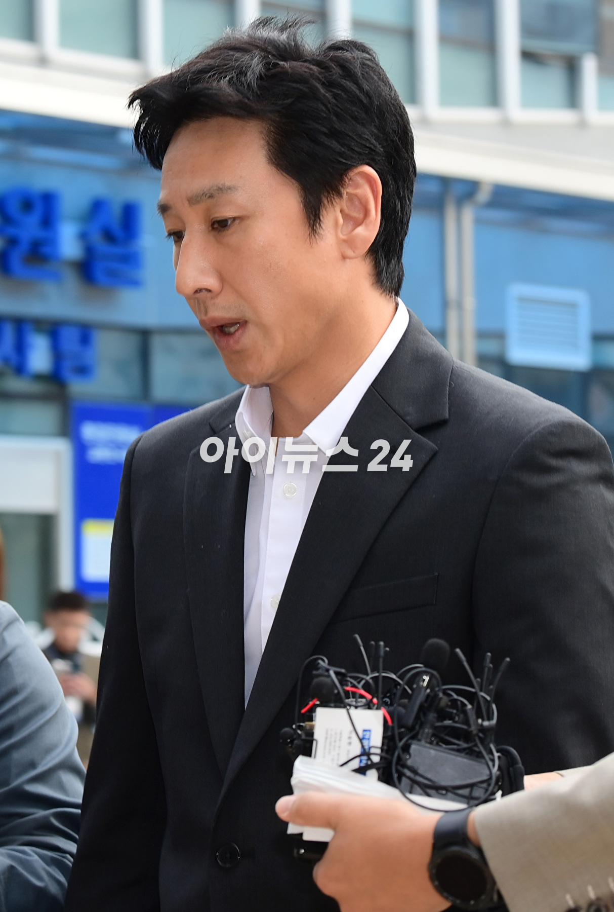 마약 투약혐의로 입건된 배우 이선균이 4일 오후 인천 남동구 인천논현경찰서로 출석하고 있다. [사진=정소희 기자]