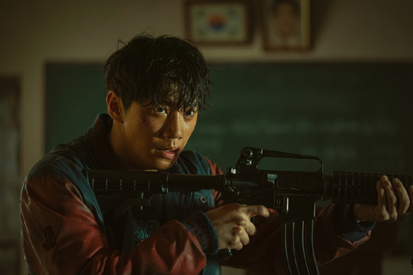 배우 이준영이 넷플릿스 영화 &#39;황야&#39;(감독 허명행)에서 최지완 역을 맡아 열연을 펼치고 있다. [사진=넷플릭스]