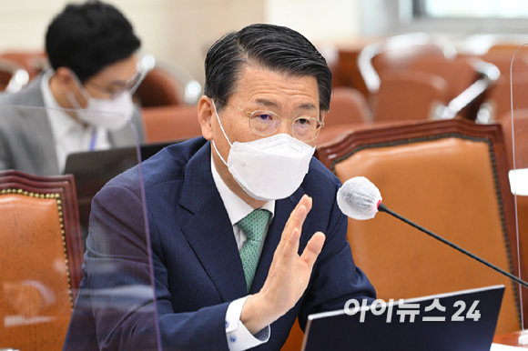 은성수 금융위원장이 13일 오전 서울 여의도 국회에서 열린 정무위원회 전체회의에 참석해 가상자산업법과 관련한 질의에 답변하고 있다. [사진=정소희 기자]