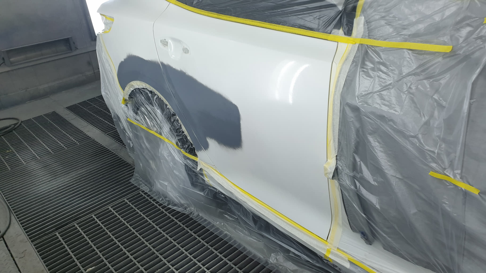 찌그러진 차 펴기 - 찌그러진 차 펴기 판금도색 작업 중