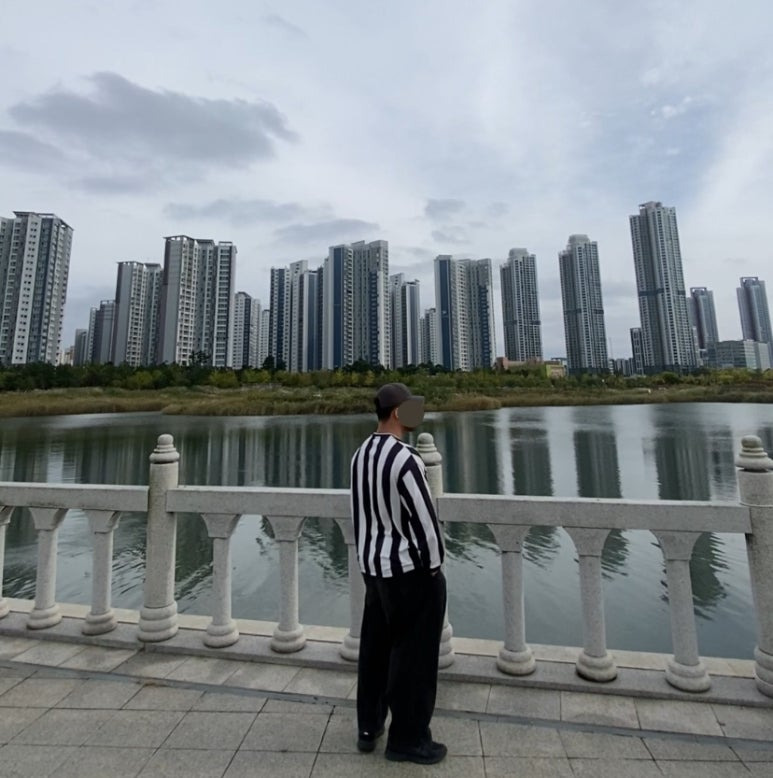 데일리룩('25. 10. 18.)칼하트 오데사 볼캡, 필루미네이트 스트라이프 티셔츠 지브라 유벤투스 델피에로 지단 유니폼, 무신사스탠다드 데님와이드 벌룬팬츠, 아식스 조그 100