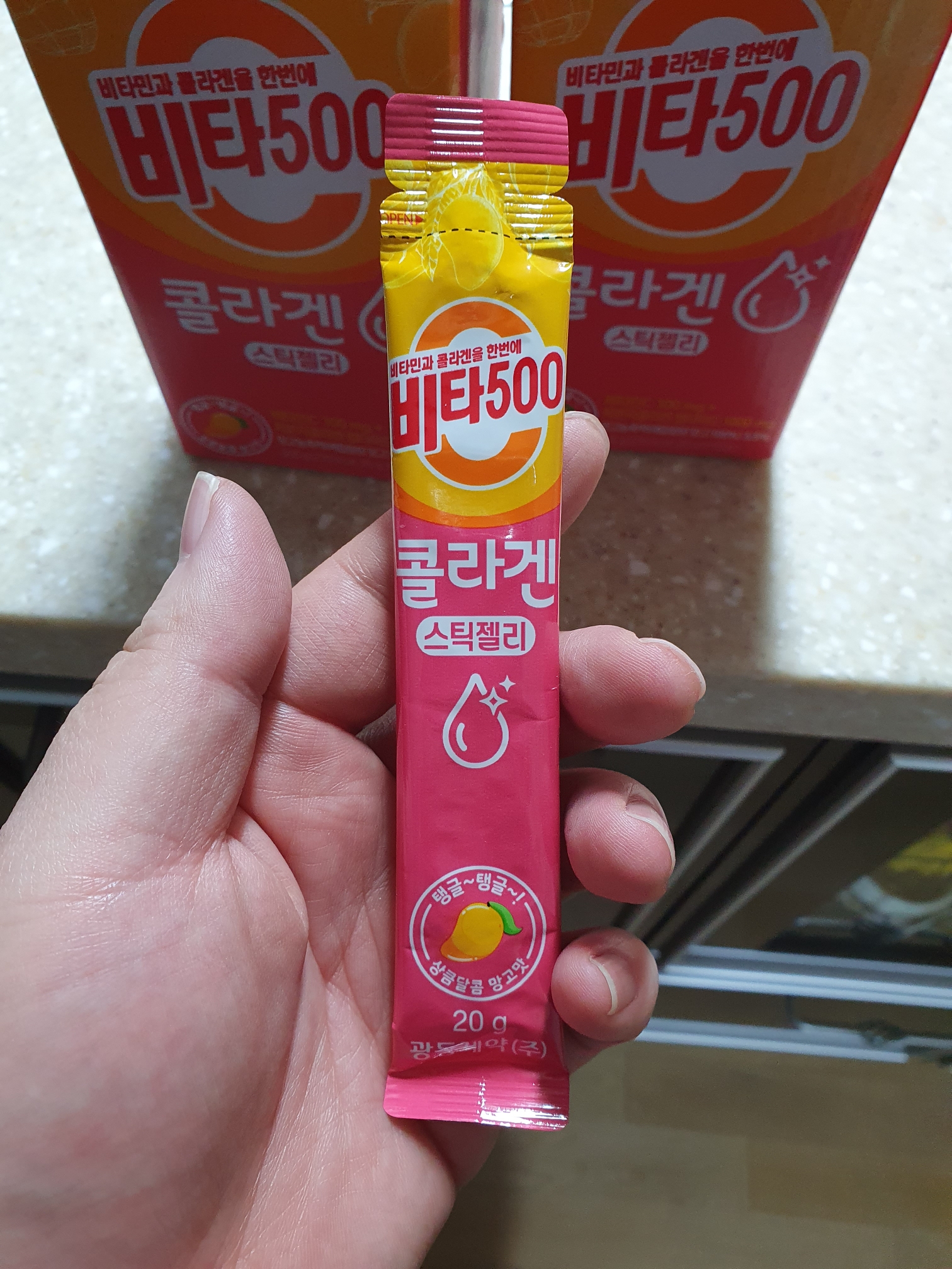 먹기 편한 1회용 파우치로 되어있어서 갖고 다니기, 먹기 편합니다.