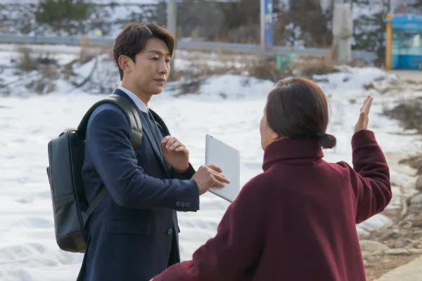 저승 휴가를 도와주는 가이드(강기영)과 박복자(김해숙)