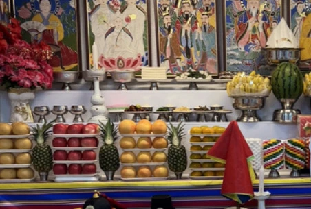 인현궁 굿당에 올려진 과일