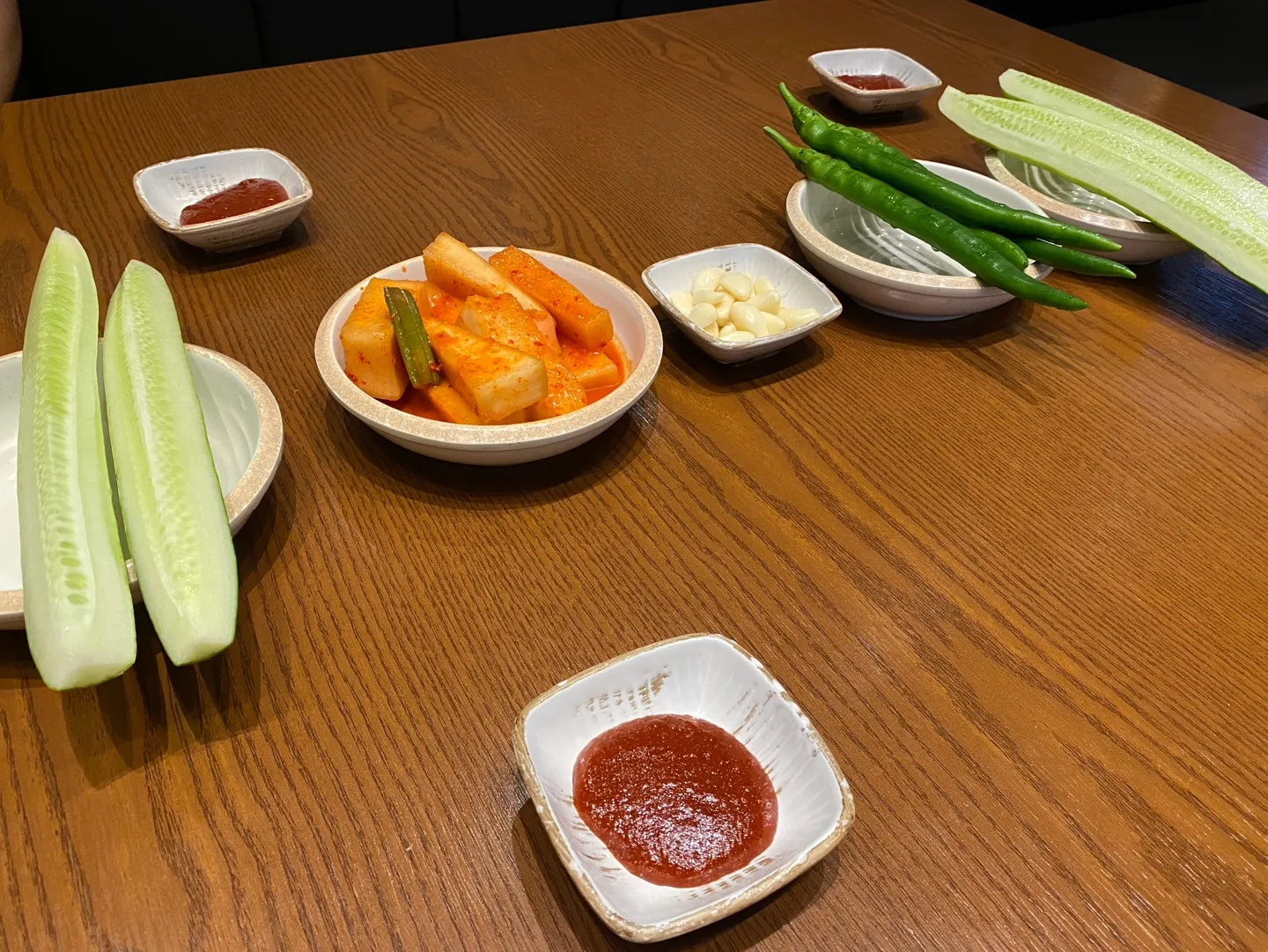 경복궁삼계탕-기본반찬-오이-무김치-마늘-고추-고추장