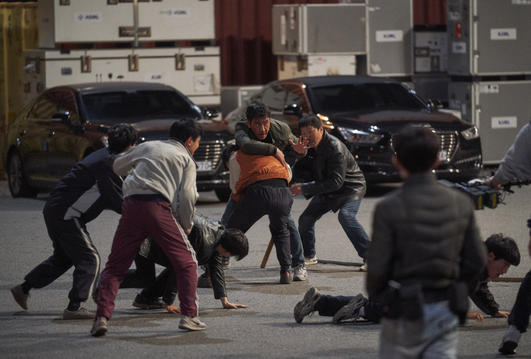 극한직업 스틸컷 아무리 맞아도 다시 일어나는 좀비같은 고 반장