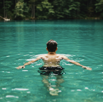 수영을 하고 있는 남자