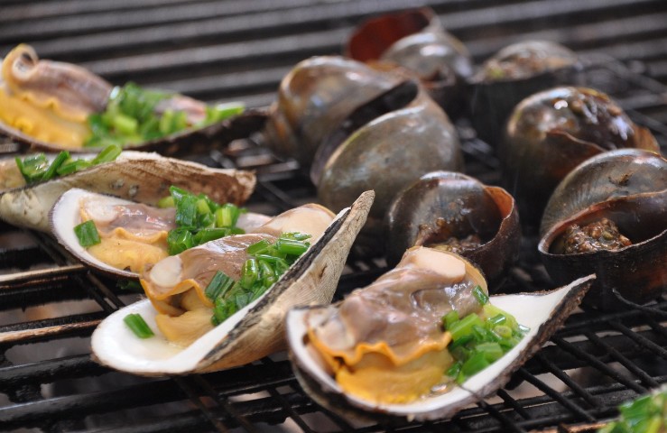 석쇠위에 여러종류의 조개가 익어가고 있다