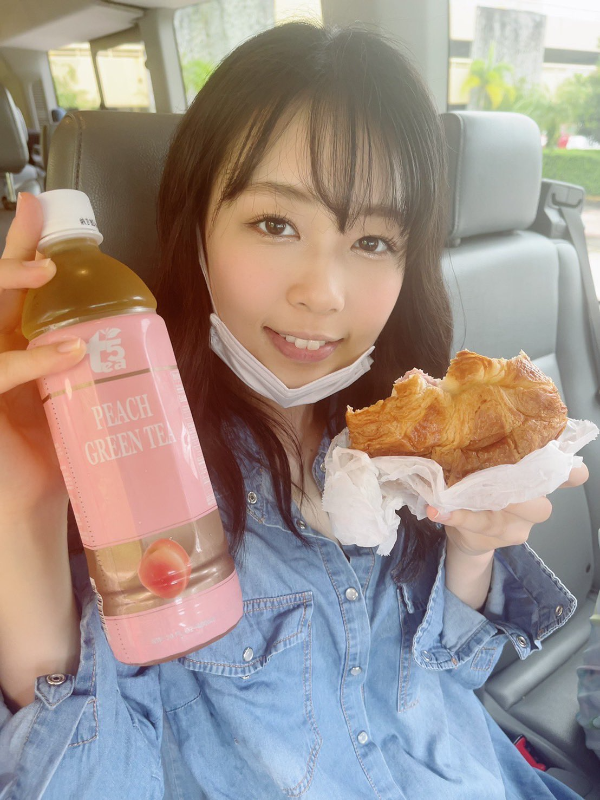 빵과 음료수 먹는 토키타 아미(Ami Tokita)