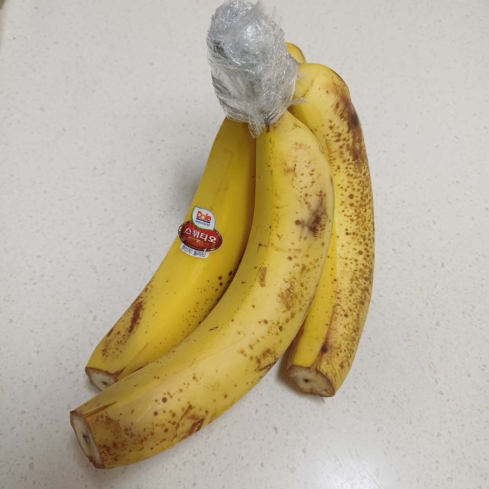 바나나 꼭지 부분을 랩으로 감싼 모습