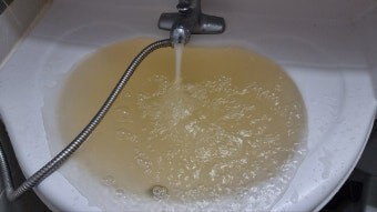 수도물에서-정화되지-않고-흙탕물이-나오는-모습