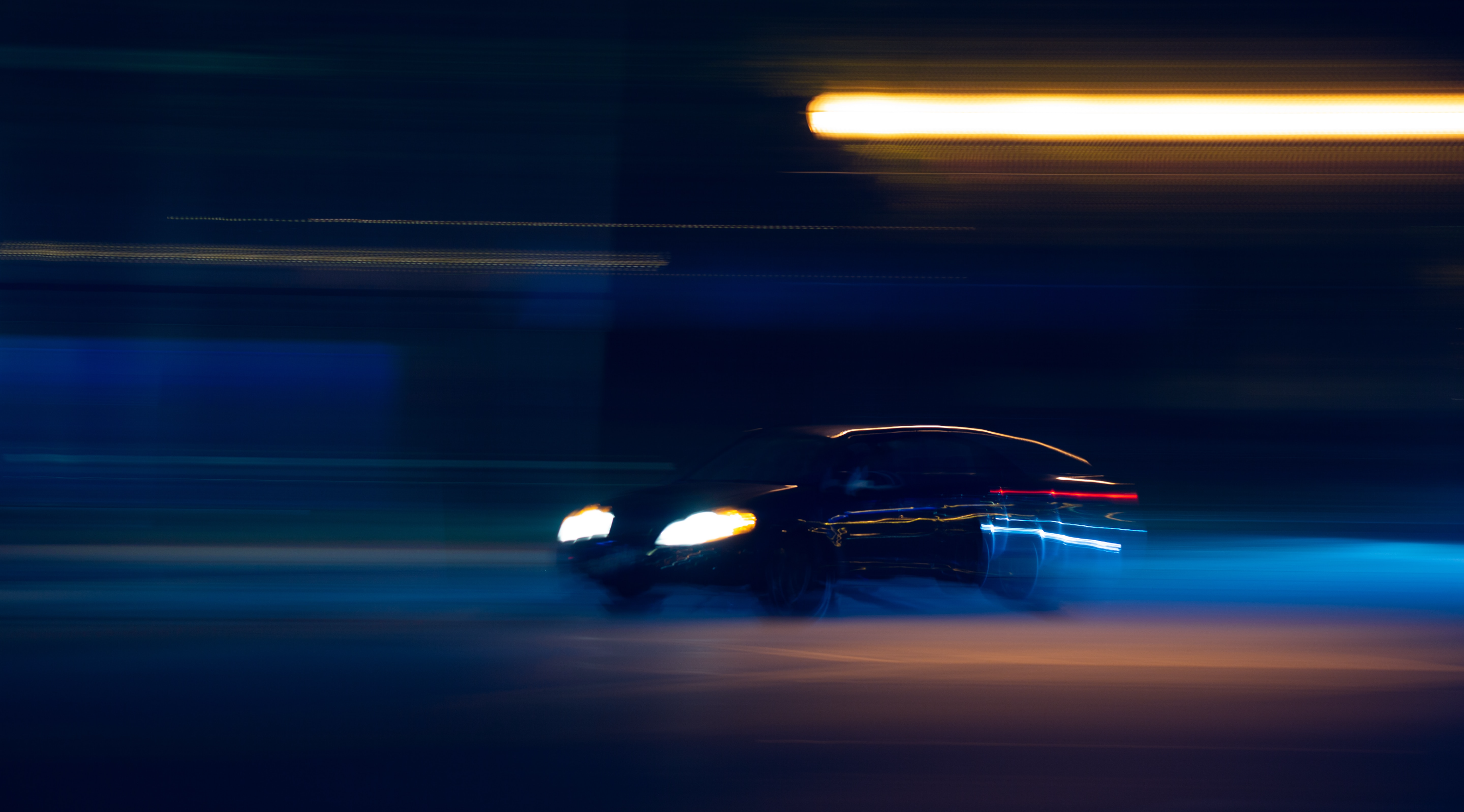 급-가속되는-자동차