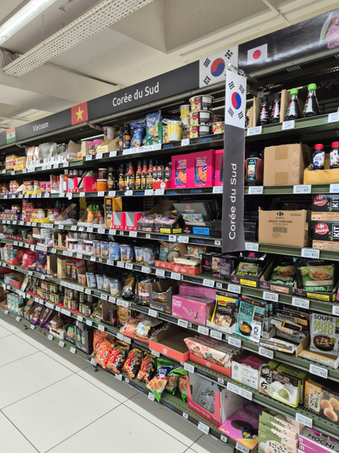 파리 슈퍼마켓에서 고른 귀국 선물들, 현지 마트에서 실용적으로 사기 좋은 파리 여행 선물 추천 이미지, 한국 식품 코너 구경하기도 좋아요