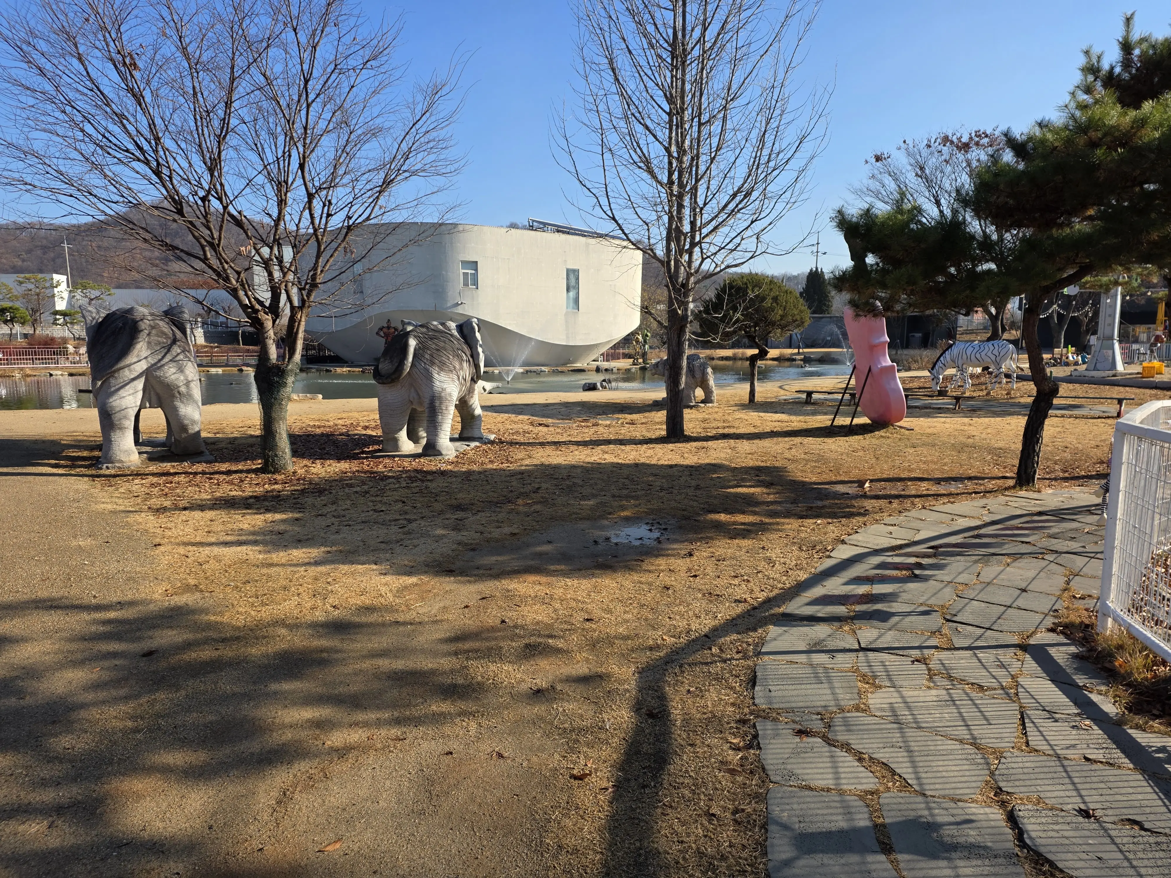 고양 쥬쥬랜드 동물원 입구 전경과 조형물이 보이는 모습