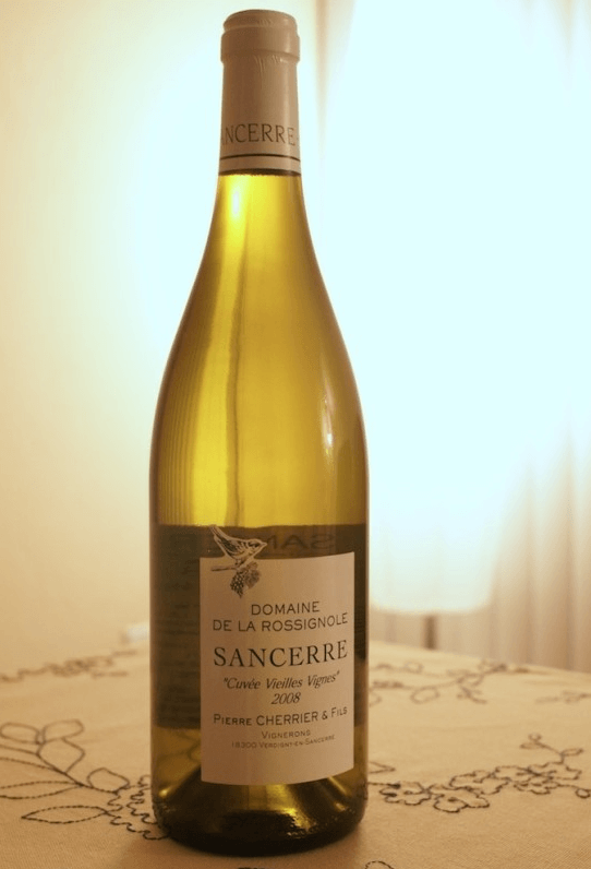 테이블 위에 놓이 화이트와인-상세르-한-병