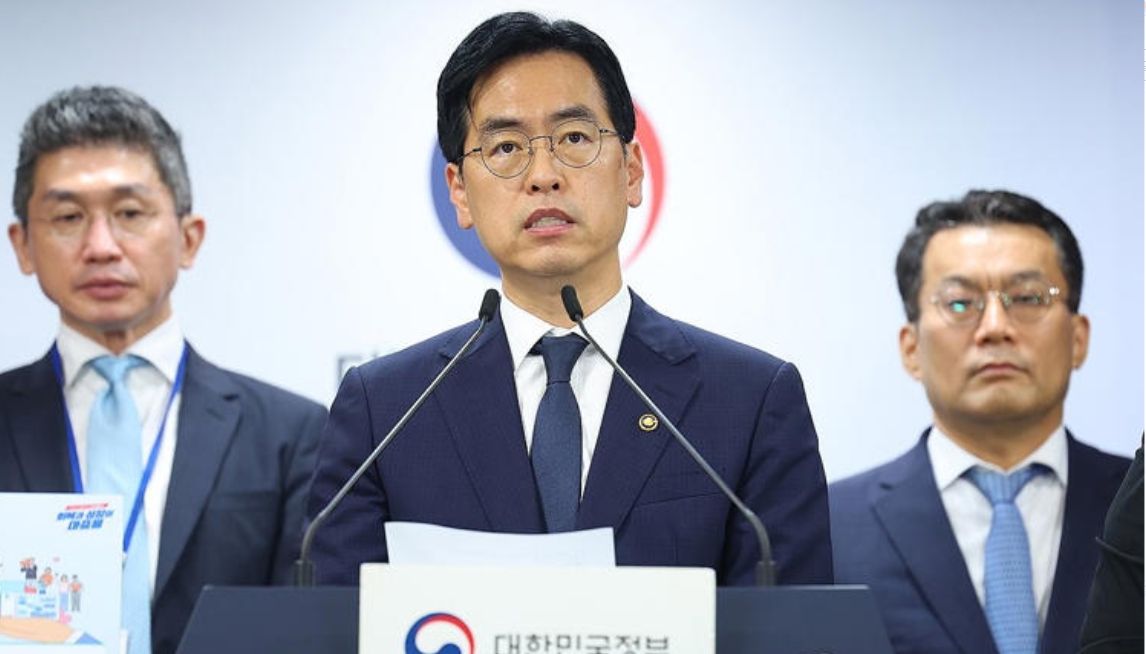 대한민국 정책 브리핑에서 전국민 민생회복 소비 쿠폰 일정과 내용에 대해 발표하고 있다.