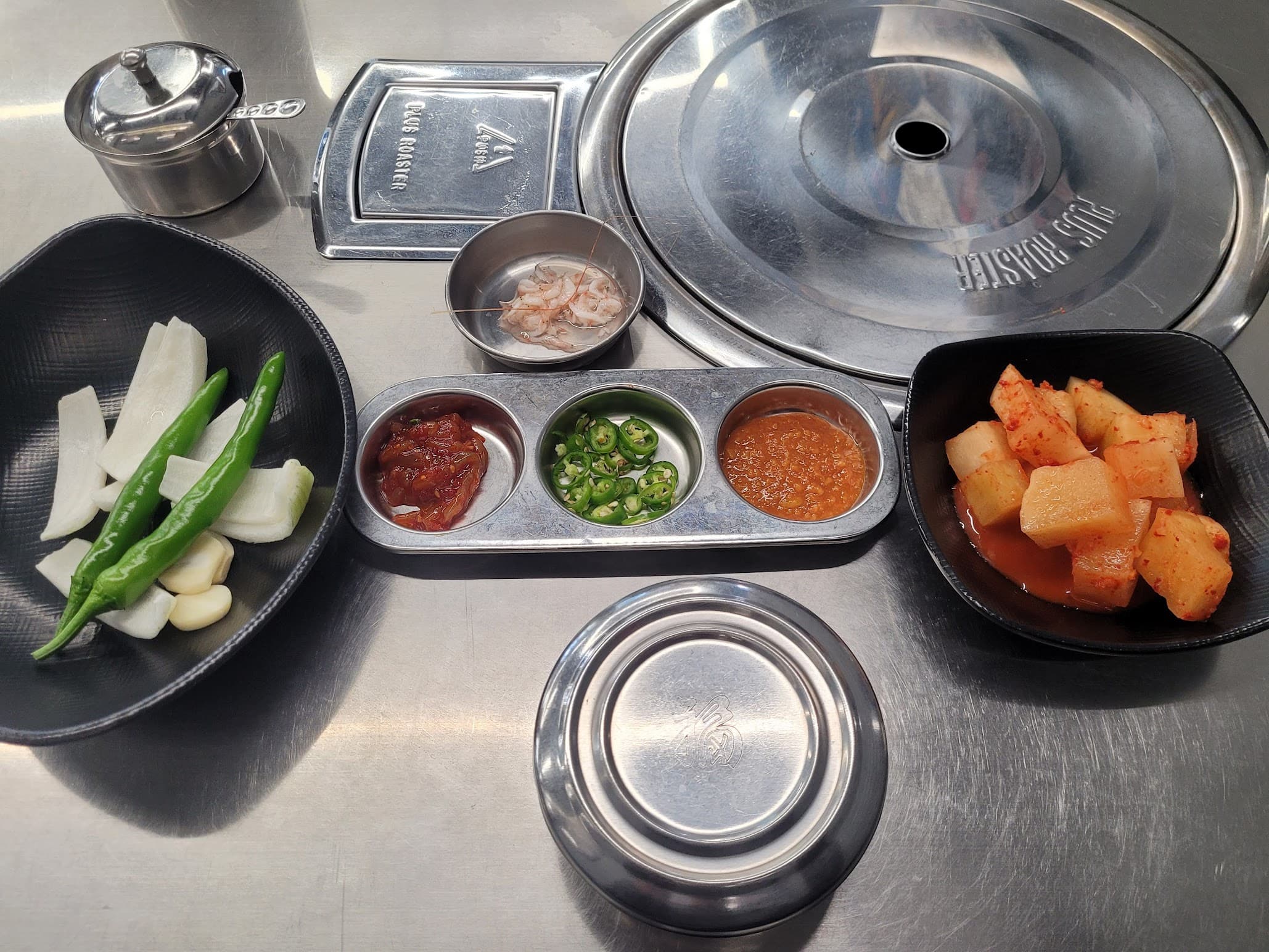 기본 반찬 한 상 – 양파, 풋고추, 마늘편, 오징어젓갈, 깍두기