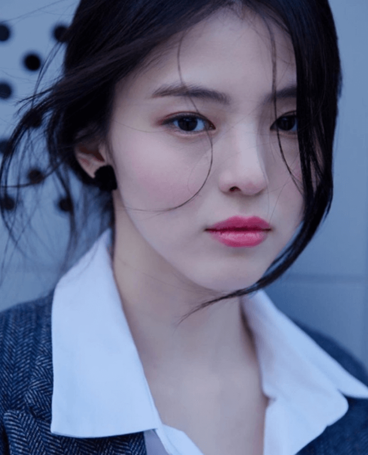 한소희의-머리카락이-바람에-흩날리고-있는-와중에-정면을-응시하고-있다