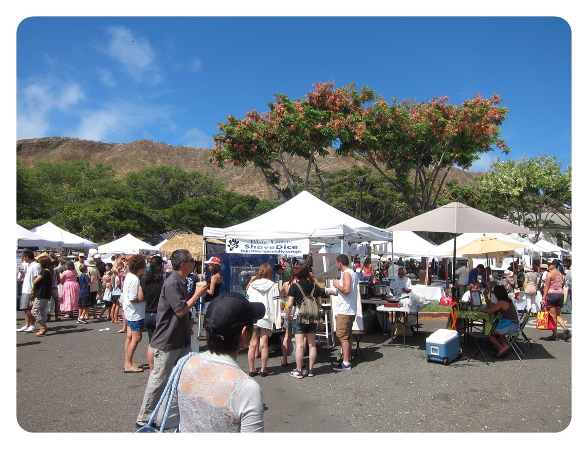하와이 오아후섬 KCC 파머스 마켓, KCC Farmer's Market 거리 마켓들과 관광객을 찍은 사진