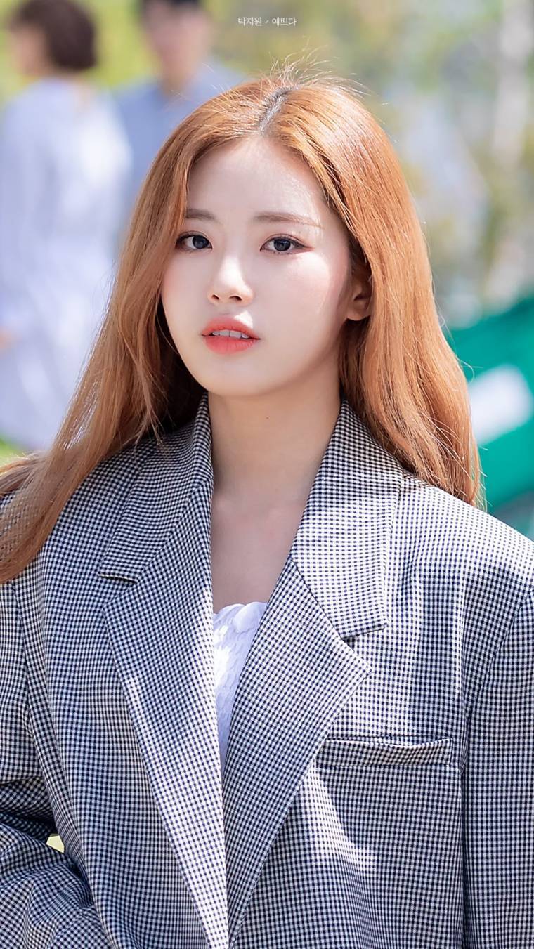 박지원 프로미스나인 나이 프로필 키 인스타 화보 과거 레전드 다리 고화질 mbti 식스틴