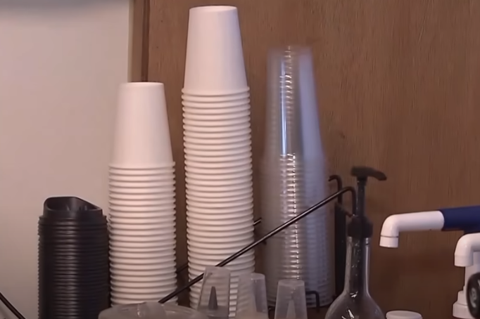 카페의 일회용 컵 이미지