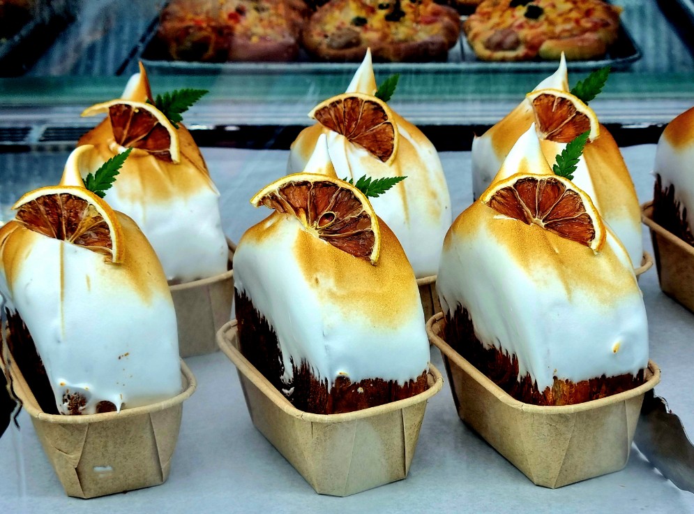 팔방미인 파주 문지리 535 카페 매력 포인트: 드넓은 논밭 뷰와 초록을 담은 실내 식물원 