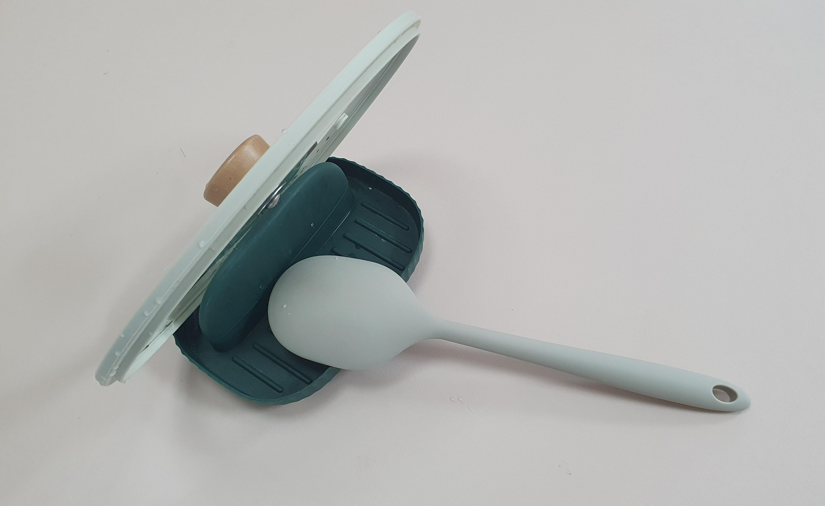 요리스푼-냄비뚜껑-받침대에-올려둔-모습