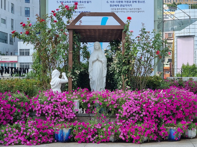 부산 중앙 주교좌성당 성모동산 성모상 사진