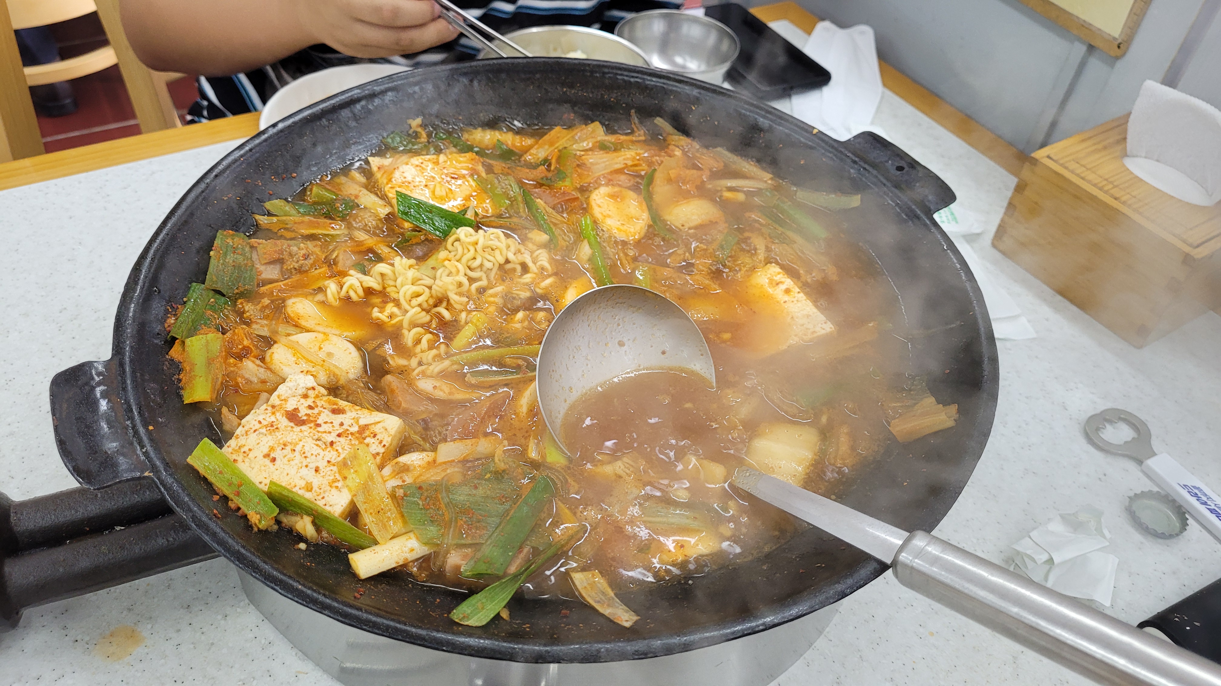 팔팔 끓고 있는 부대찌개