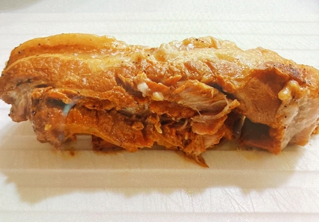 하얀색 도마위의 잘 삶아진 수육 한덩어리