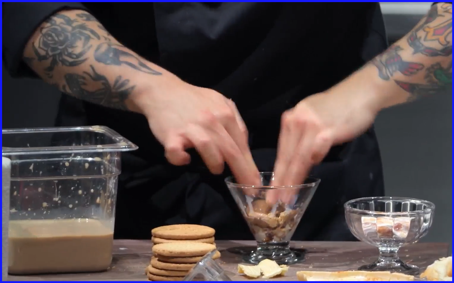 다이제스티브를-토피넛-라떼에-적셔-촉촉하게-만든뒤-맨-아래에-깔아준다