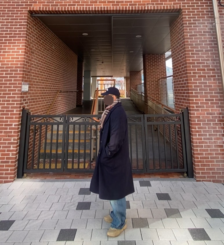 데일리룩('25.12.31.)윅 NY 워싱 빈티지 볼캡, 제이반스클래식 글랜체크 울머플러 울목도리, 그레이휴 더블브레스티드 롱코트, 에러스익셉티드 왁스 데님팬츠, 아디다스 오즈위고