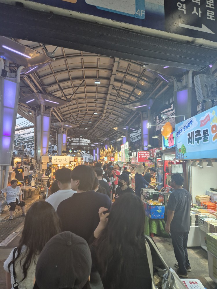 길게 선 줄
