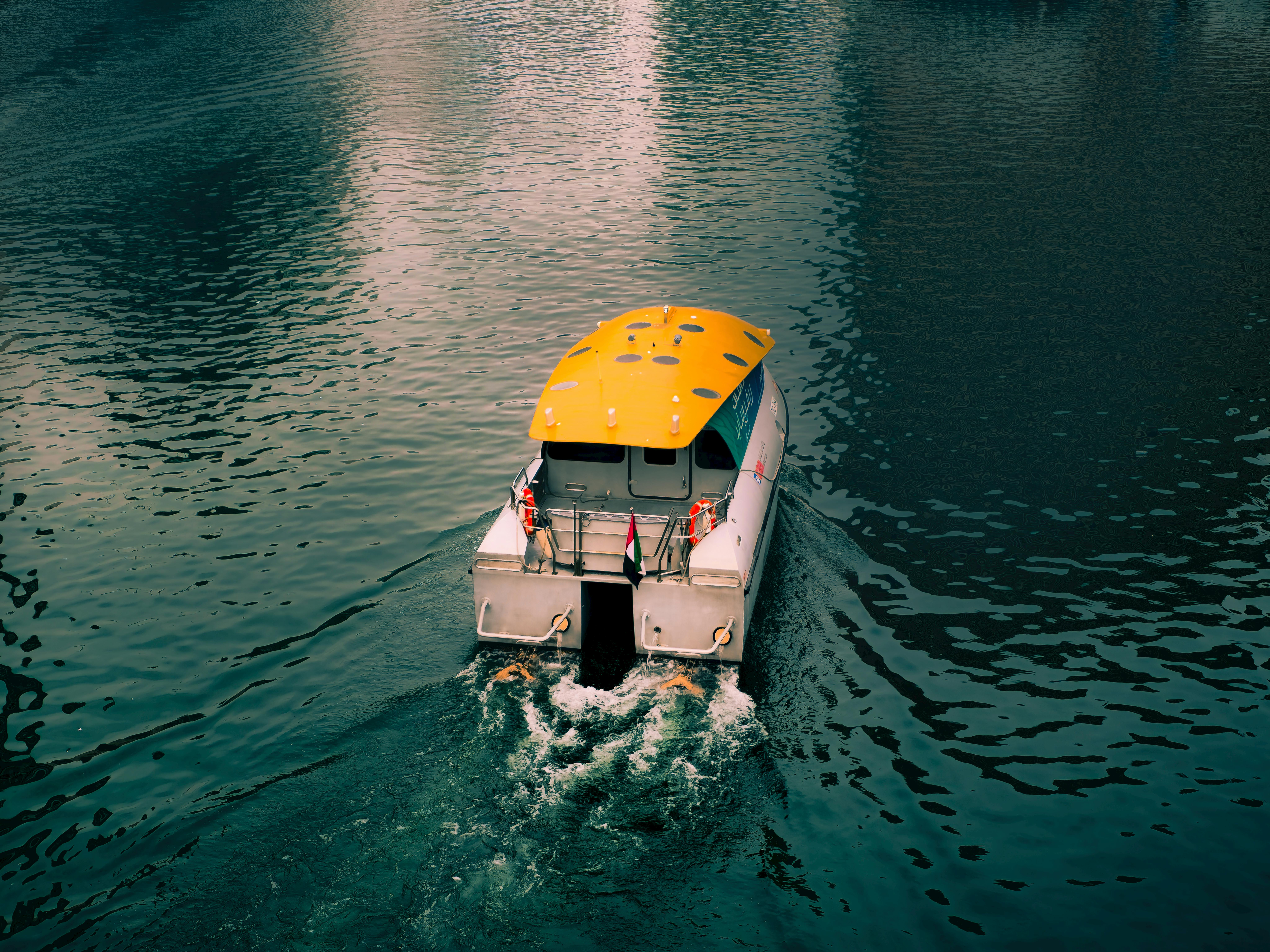 헤어진 연인과 행복하게 여행하는을 상징하는 이미지