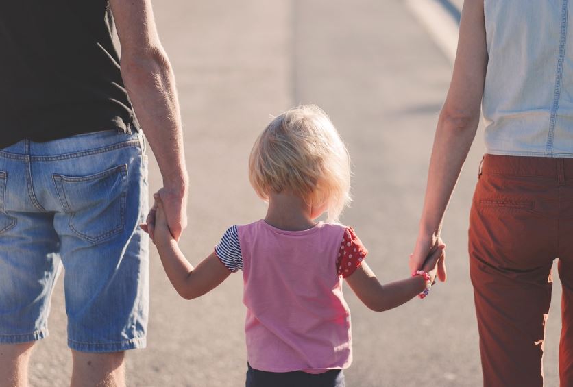 엄마 아빠 손을 잡고있는 어린이 사진