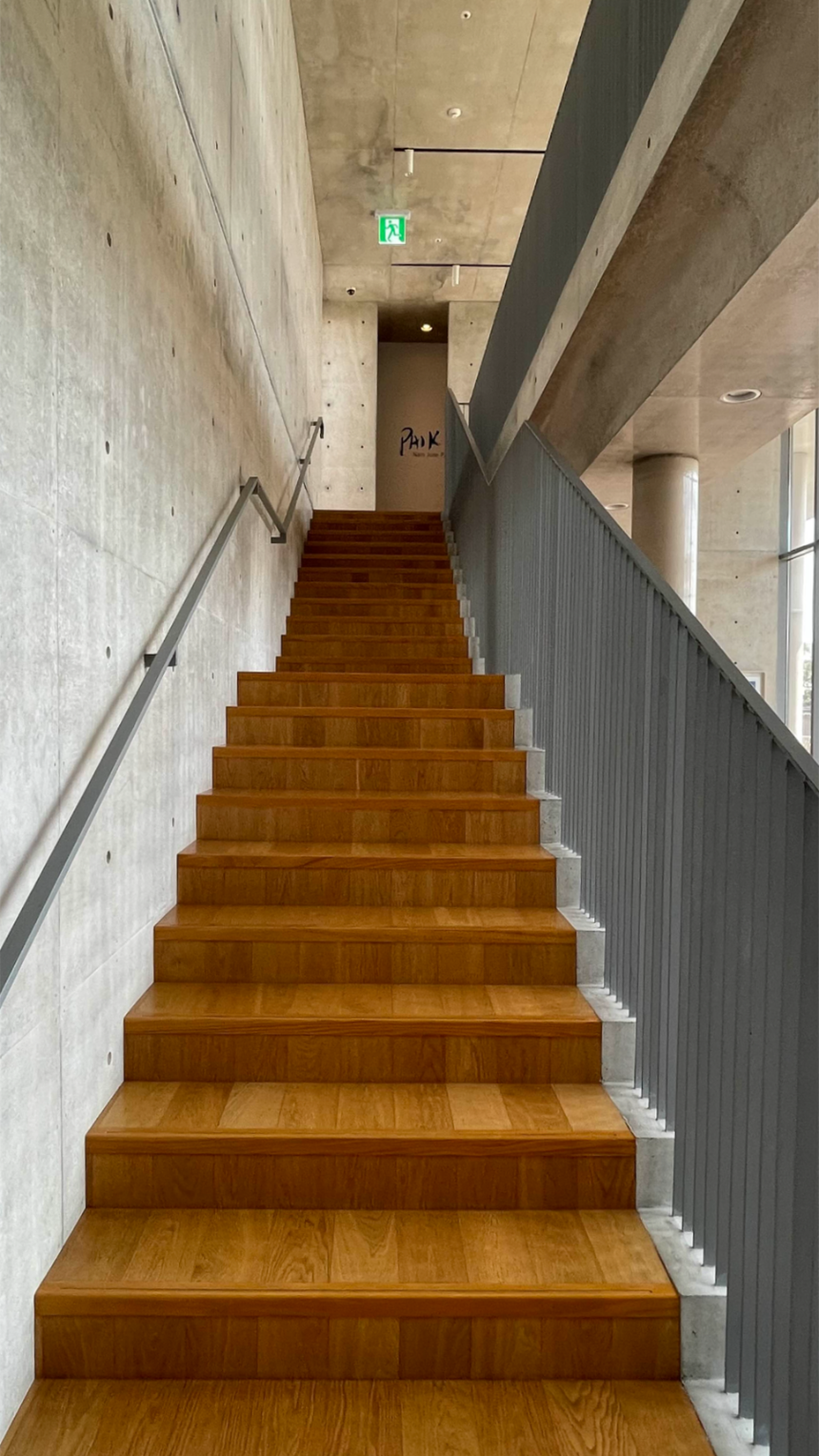 제2관 현대 미술 전시 2층 가는길