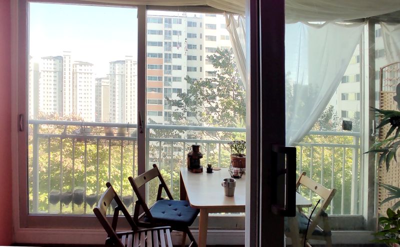 거실창 넘어 보이는 베란다 창 모습