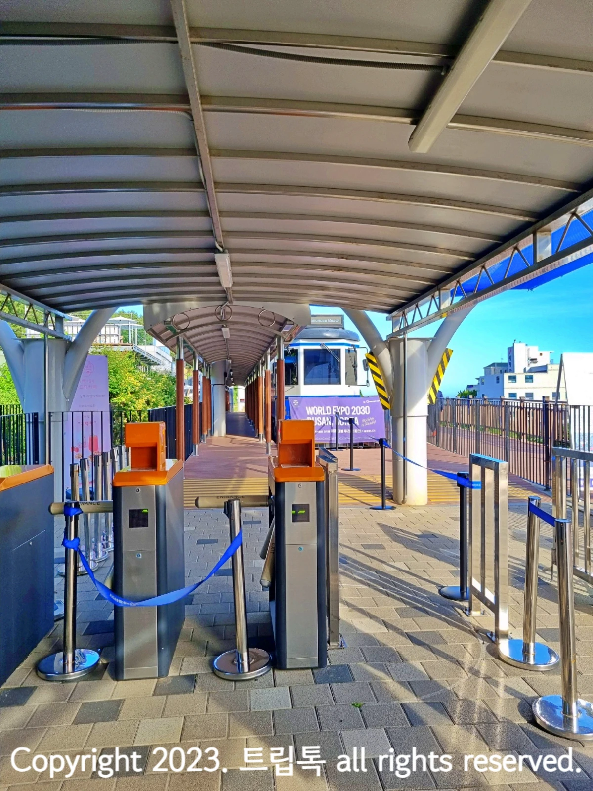 개찰수가 2개가 막혀있고 그 옆에 통로가 있는데 통로를 지나면 파란 열차가 대기하고 있다