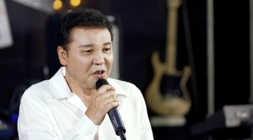 무대에 오른 가수 박일준