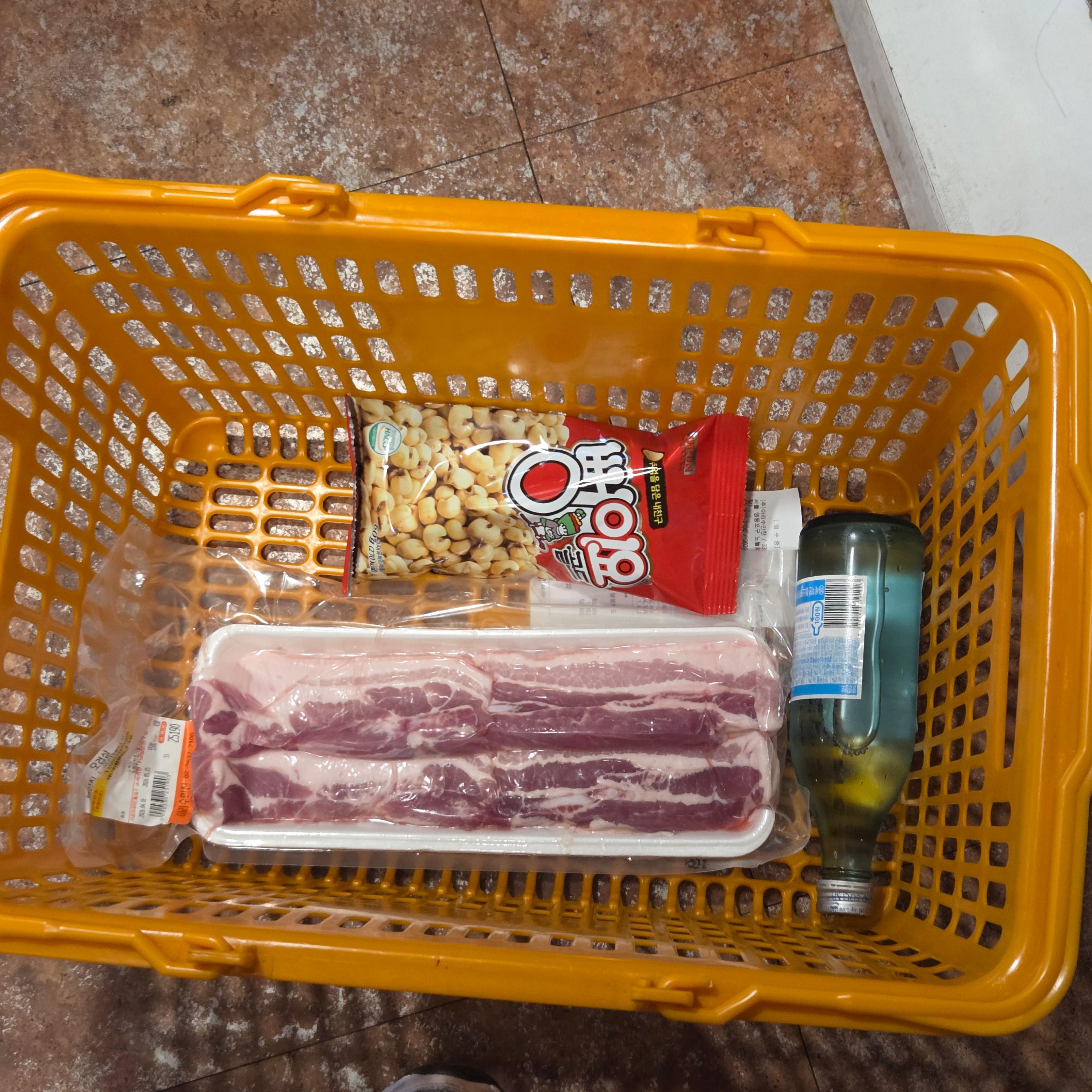 분위기 좋은 한강뷰 레스토랑 식사 장면