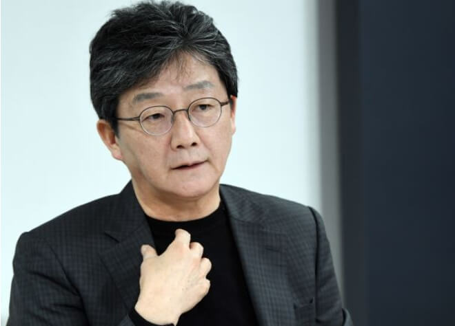 안경을쓴남성의모습